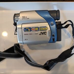 JVC Compact MiniDV Camcorder Model GR-D72U